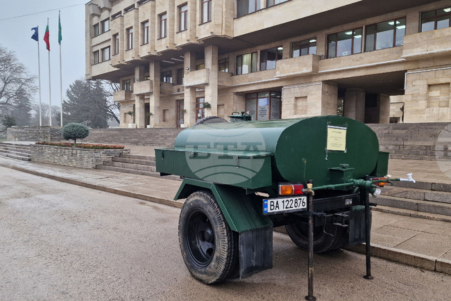 Образователните, социалните и здравните институции в Шумен са снабдени с вода, водоноските и контейнерите се пълнят по график