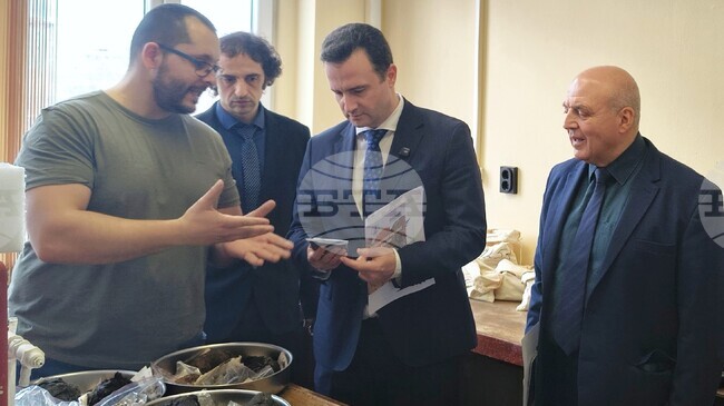 Министърът на енергетиката в оставка и изпълнителният директор на „Български енергиен холдинг“ посетиха Геологическия институт при БАН