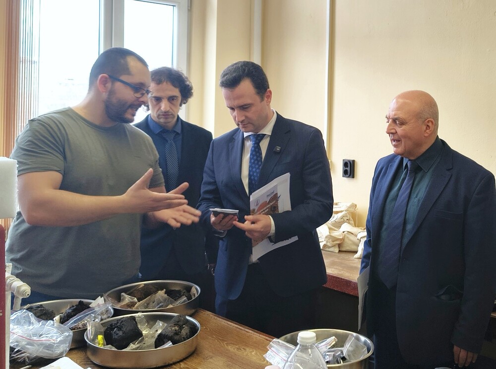 Министърът на енергетиката в оставка и изпълнителният директор на „Български енергиен холдинг“ посетиха Геологическия институт при БАН