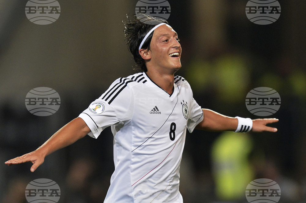 Бившата футболна звезда Месут Йозил се противопостави на бойкота, обявен от опозицията в Турция