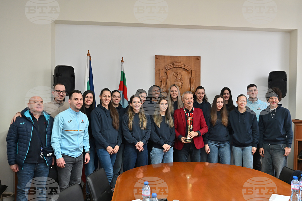 Кметът на Монтана Златко Живков се срещна с женския баскетболен отбор по повод спечелената купа на България