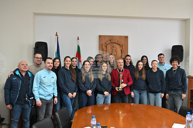 Кметът на Монтана Златко Живков се срещна с женския баскетболен отбор по повод спечелената купа на България