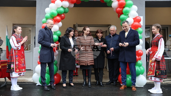 Днес сме част от добрите новини, каза при откриването на обновено училище в Благоевград Йорданка Чобанова