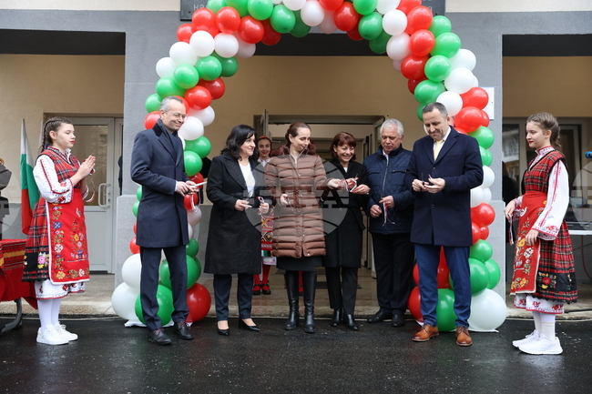 Днес сме част от добрите новини, каза при откриването на обновено училище в Благоевград Йорданка Чобанова