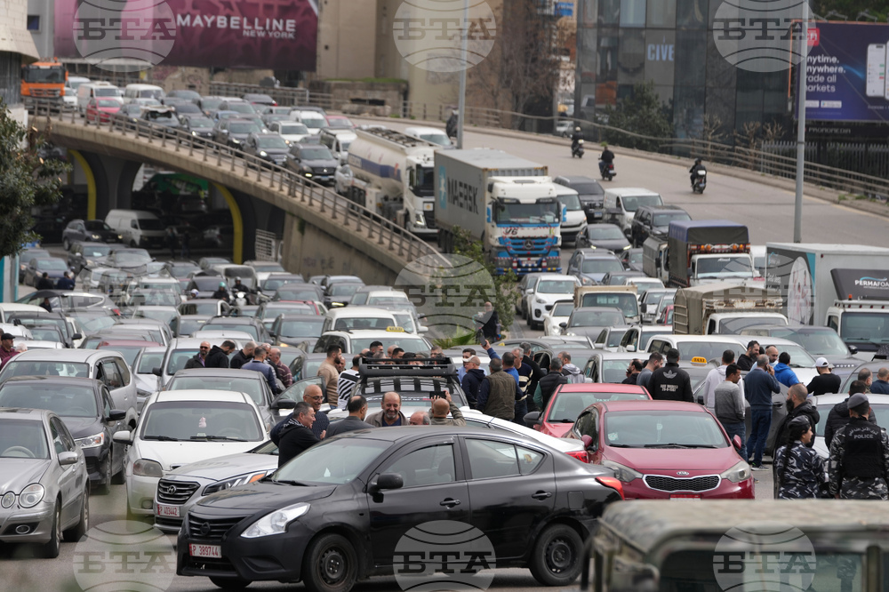 Протестиращи в Ливан блокираха основни пътища в Бейрут, след като кабинетът одобри нови акцизи и данъци, повишаващи цените на горивата