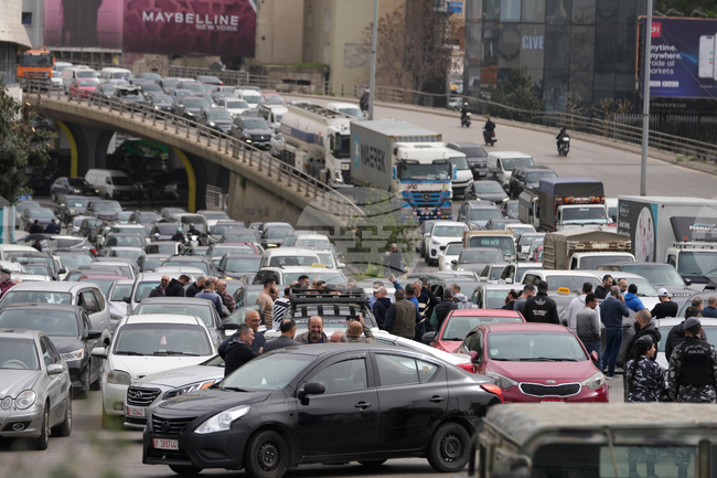 Протестиращи в Ливан блокираха основни пътища в Бейрут, след като кабинетът одобри нови акцизи и данъци, повишаващи цените на горивата