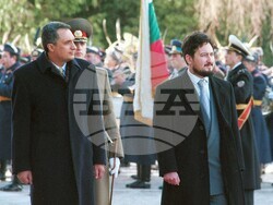 София (21 февруари 1999) Македонският премиер Любчо Георгиевски бе посрещнат с почетен караул от своя български колега Иван Костов. 