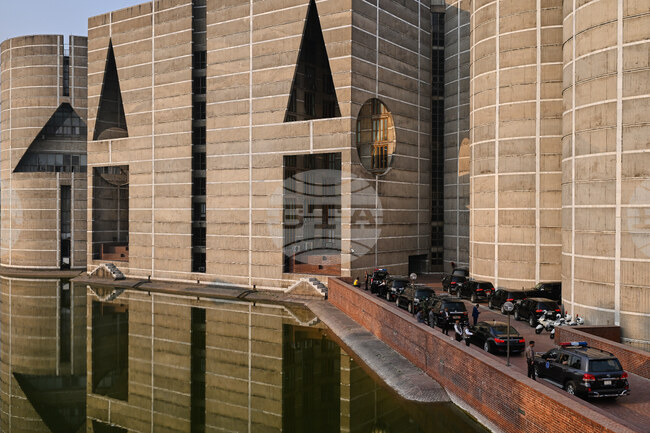 Бангладешкият парламент се събра на първо заседание след бунтовете