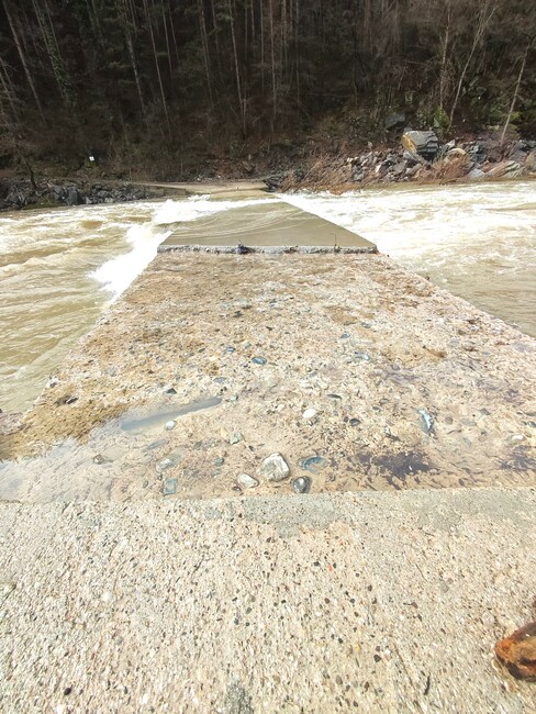 Валежите са причинили повреди на моста край ардинското село Китница, от Общината настояват за незабавни аварийно-възстановителни мерки