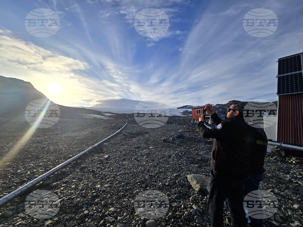 Антарктида - слънчево затъмнение