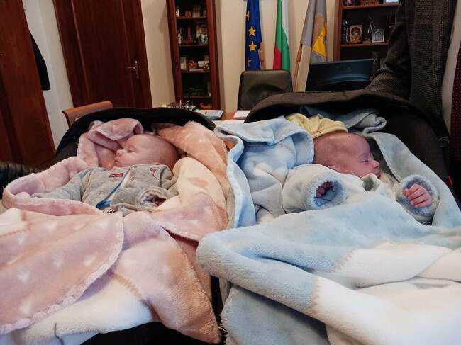 Община Плевен: Първите бебета за годината – Даная и Габриел, гостуваха на кмета Георг Спартански