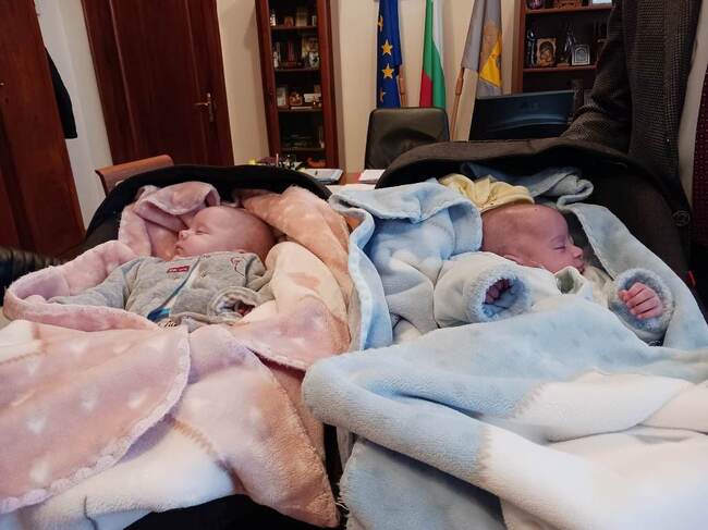 Община Плевен: Първите бебета за годината – Даная и Габриел, гостуваха на кмета Георг Спартански 