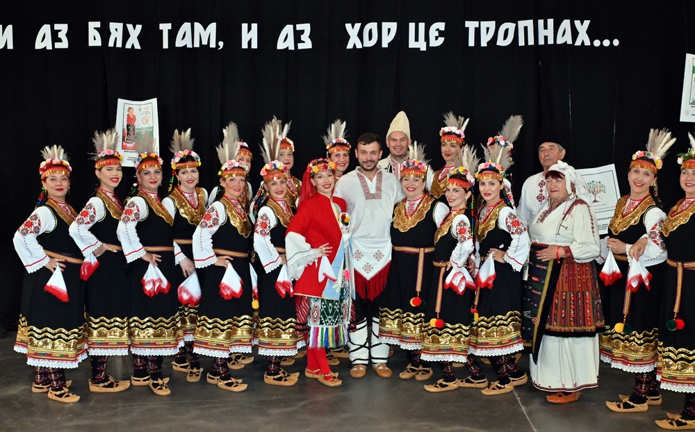 Габриела Генчева и Янина Бифл от Танцовата група „Хоро“ във Фрайбург са сред избраните, които ще учат танца „Гроздана“ с ансамбъл „Тракия“