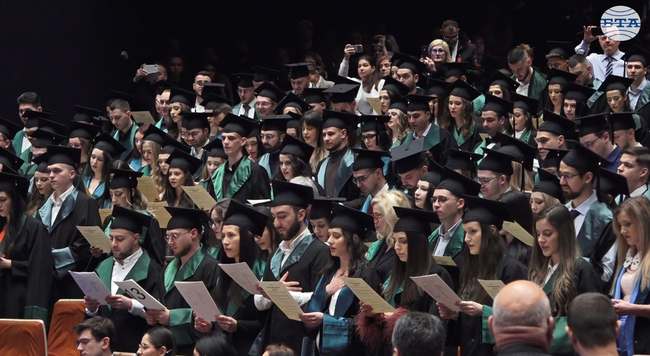 Общо 604 млади лекари от Медицинския университет в София получиха своите дипломи и положиха Хипократова клетва