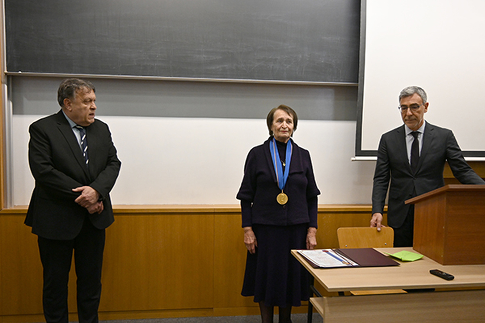 Чл.-кор. проф. д-р Цанка Цанкова бе удостоена с почетния знак „Св. Климент Охридски“ със синя лента