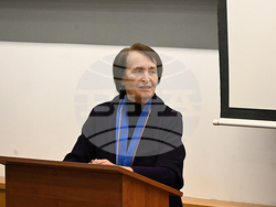 Чл.-кор. проф. д-р Цанка Цанкова бе удостоена с почетния знак „Св. Климент Охридски“ - със синя лента. Снимка: СУ