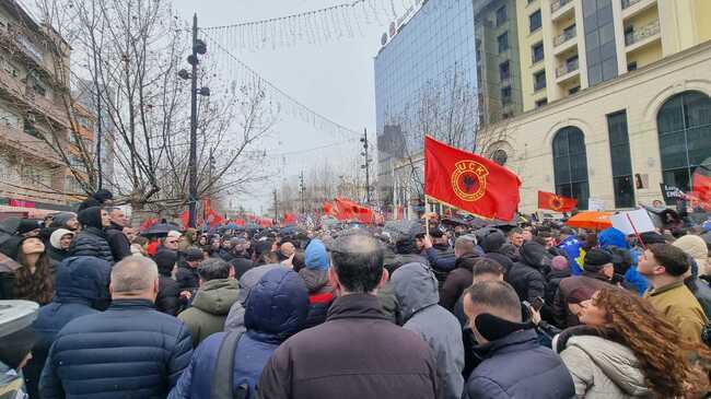 Десетки хиляди хора се събраха на протест в Прищина в подкрепа на бившите лидери на АОК, подсъдими в Хага, в деня на независимостта на Косово