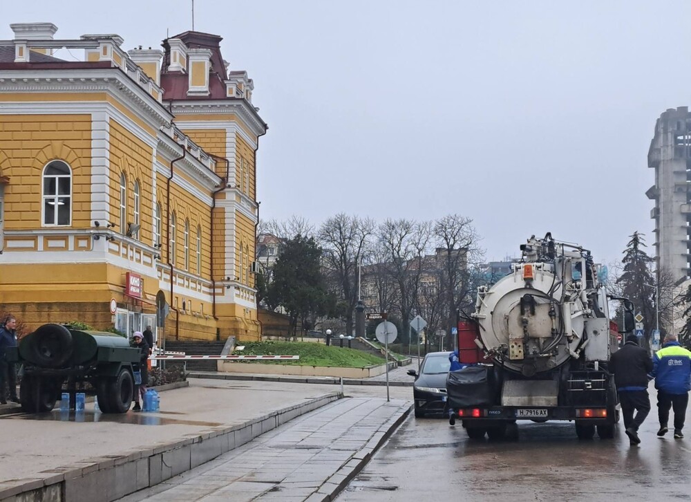 Община Шумен: Образователните, социалните и здравните институции в Шумен са снабдени с вода, водоноските и контейнерите се пълнят по график