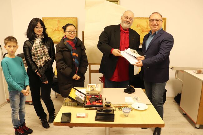 Областна администрация Русе: Калиграфски уъркшоп събра десетки деца в Русе, провежда се и уникална изложба в залата на „Борисова“ 51