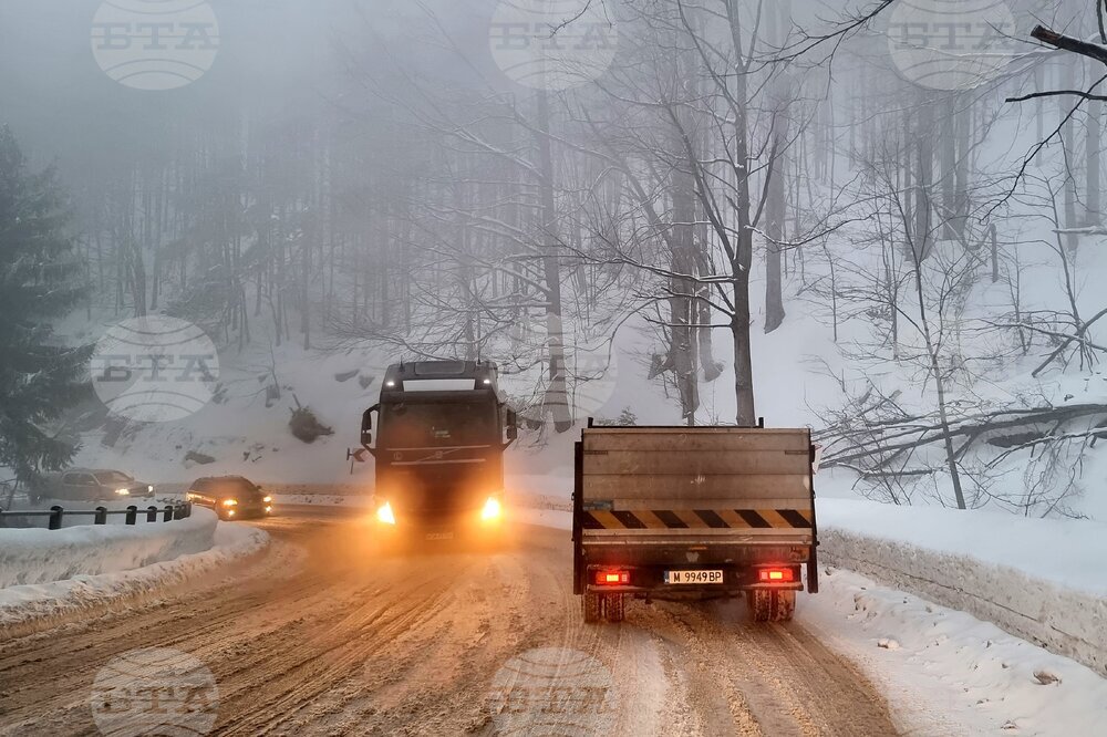 Обилен сняг вали в Монтанско, 31 машини чистят пътищата, има и закъсали автомобили 