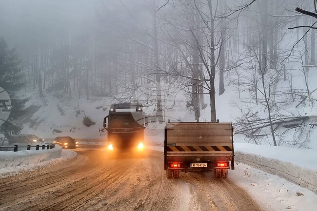 Обилен сняг вали в Монтанско, 31 машини чистят пътищата, има и закъсали автомобили 