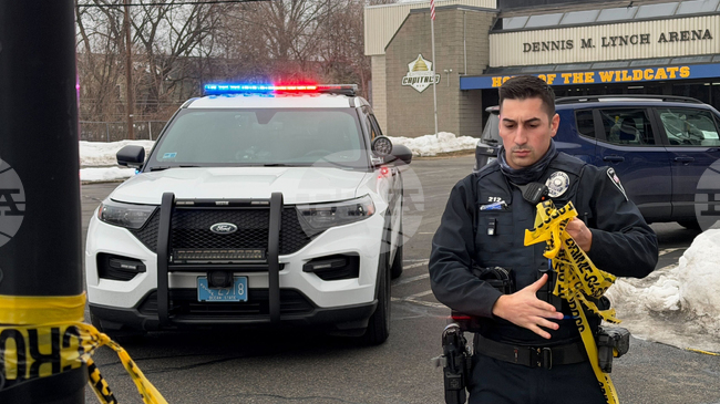 Мъжът, който в понеделник откри стрелба по време на хокеен мач в Роуд Айлънд, е убил бившата си съпруга и един от синовете си, съобщи полицията