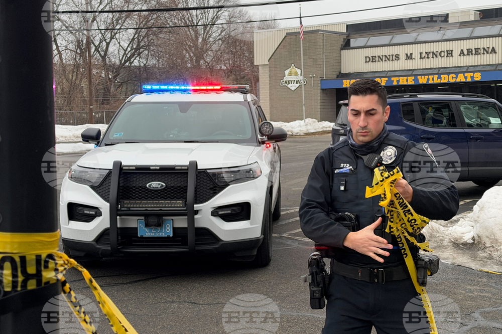 Мъжът, който в понеделник откри стрелба по време на хокеен мач в Роуд Айлънд, е убил бившата си съпруга и един от синовете си, съобщи полицията