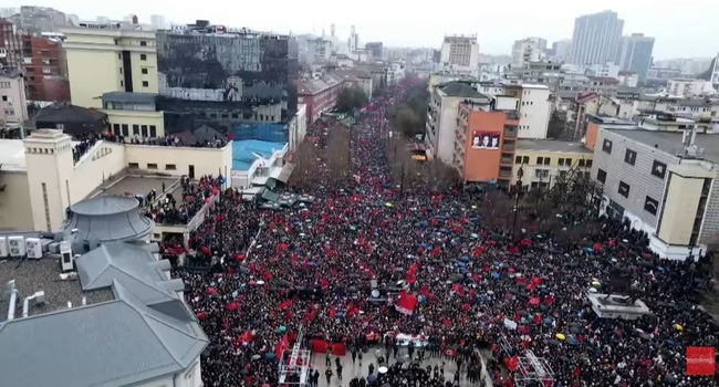 КосоваПрес: В Прищина се проведе шествие в защита на бившите лидери на АОК, подсъдими в Хага