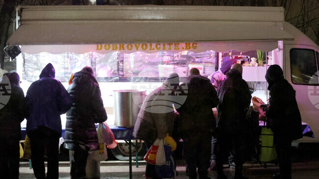 Доброволците от „Камиончето за топла храна“ раздават вечеря на нуждаещи се всеки вторник, петък и неделя в двора на Александровска болница