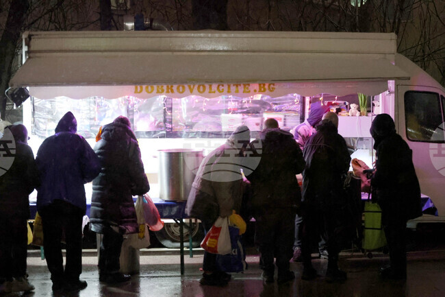 Доброволците от „Камиончето за топла храна“ раздават вечеря на нуждаещи се всеки вторник, петък и неделя в двора на Александровска болница