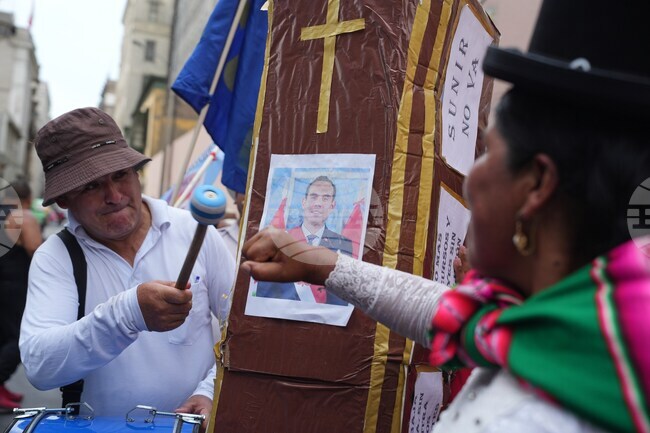 Парламентът на Перу отстрани изпълняващия длъжността президент Хосе Хери