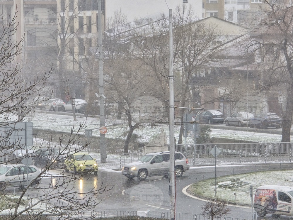 Оранжев код за силен вятър е обявен в Сливен, поривите достигат 86 км/ч