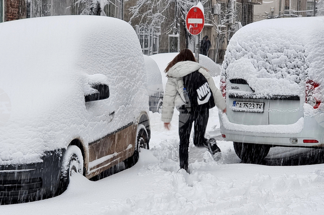 В Русенско вали обилен сняг и духа вятър до 64 км в час, има закъсали камиони и опашки на Дунав мост