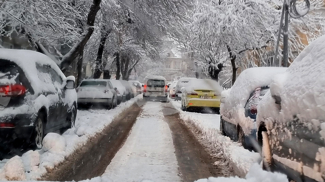 Поради снеговалеж през нощта пътната обстановка на места в страната е усложнена; някои общини са обявили неучебен ден