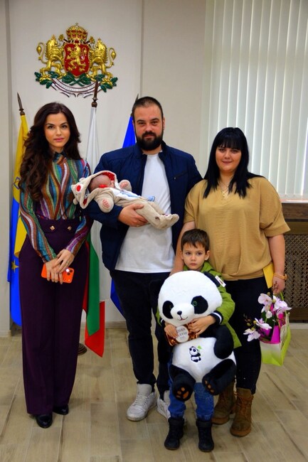 Община Асеновград: Първото бебе на Асеновград за 2026 г. получи подаръци от общината