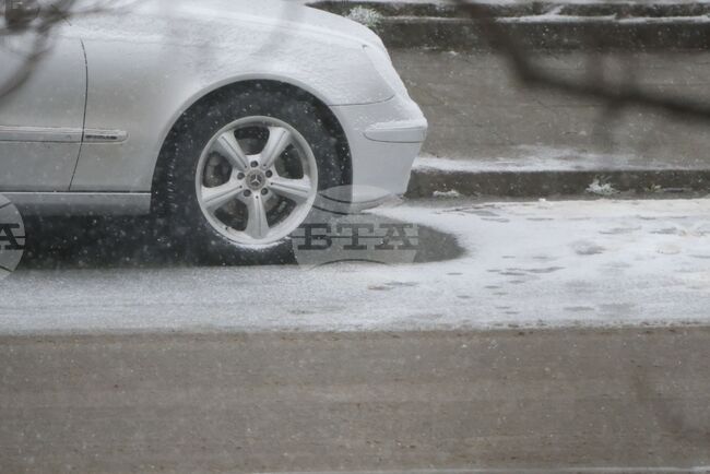 Над 440 снегопочистващи машини обработват настилките по републиканските пътища