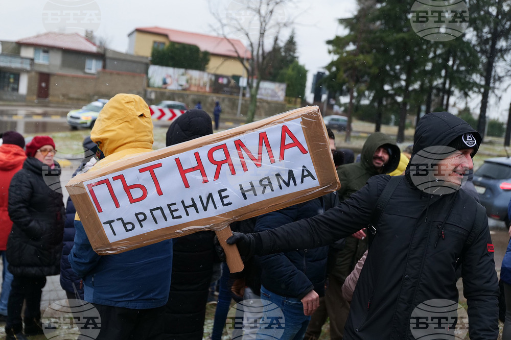 Живеещи в местност „Траката“ край Варна излязоха на протест заради лошото състояние на пътищата