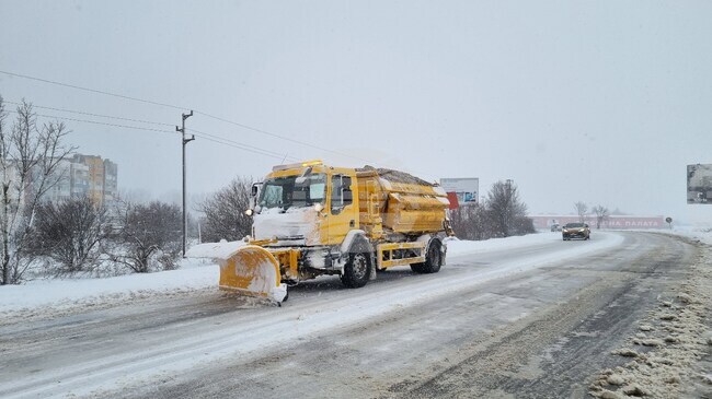 Усложнена е пътната обстановка в област Търговище, снеговалежът продължава 