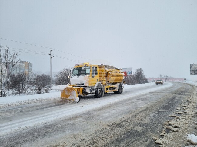 Усложнена е пътната обстановка в област Търговище, снеговалежът продължава 