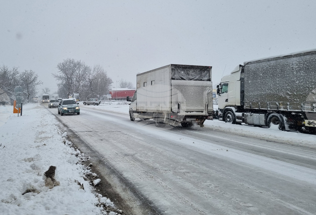 Общо 47 машини почистват снега и опесъчават републиканската пътна мрежа в Търговищко