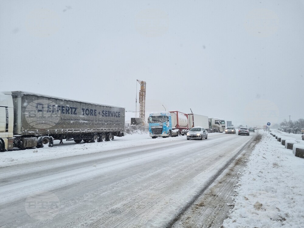 Търговище - снеговалеж - пътища - обстановка
