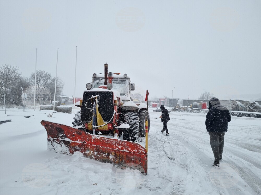 Търговище - снеговалеж - пътища - обстановка