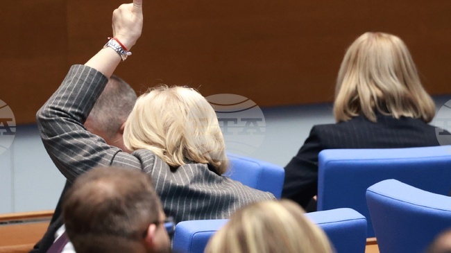 Децата на 15 и 16 г. да получават същата защита при сексуални престъпления срещу тях като тези до 14 г., прие на първо четене парламентът с промени в Наказателния кодекс