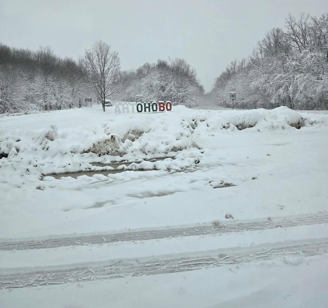 Пет машини почистват общинската пътна мрежа в Антоновско, пътуващите деца и ученици са извозени навреме