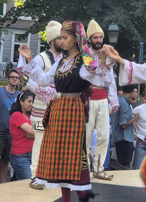 Магдалена Добрева от Танцовия клуб „Зора“ в Хага е сред избраните 32-ма българи, които ще учат танца „Гроздана“ с ансамбъл „Тракия“