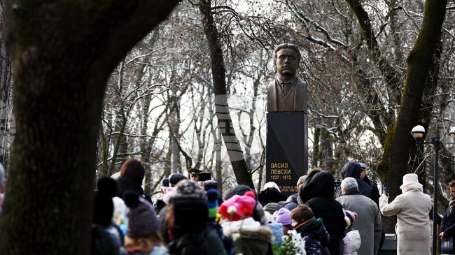 Във Военната академия в София почетоха паметта на Апостола на свободата с военен ритуал и поднасяне на цветя пред паметника на Васил Левски 