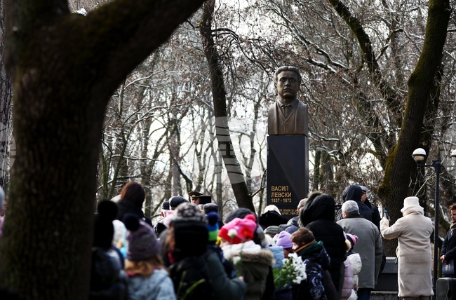 Във Военната академия в София почетоха паметта на Апостола на свободата с военен ритуал и поднасяне на цветя пред паметника на Васил Левски 