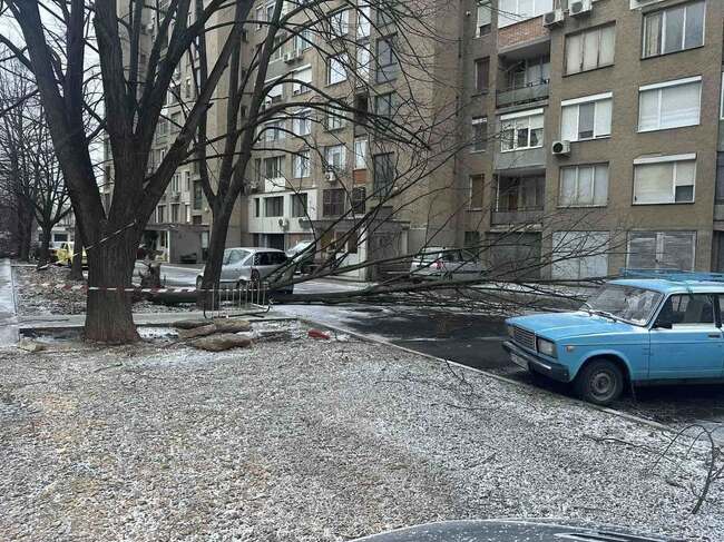 Екипи на Община Казанлък и на пожарната работят по разчистване на паднали дървета и клони след силния вятър