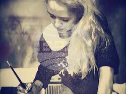 Унгарската художничка Елина Ковач представя техниката батик върху обърнато стъкло в изложба в София. Снимка: Екипът на събитието