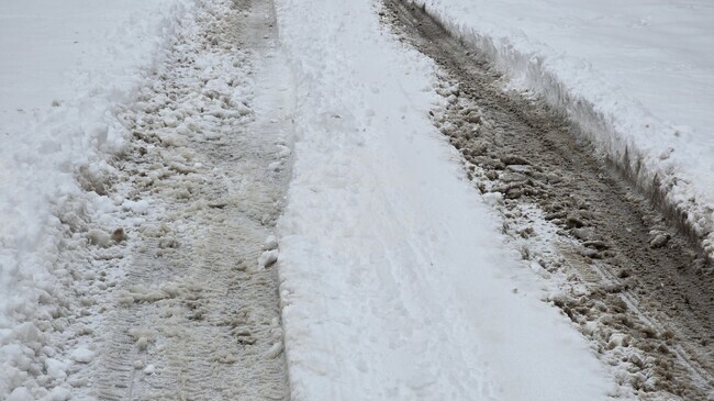 В Ловеч работят шест снегорина, в почистването на общинската пътна мрежа са ангажирани осем машини
